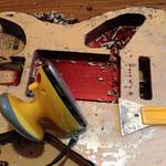 ギターのボディの塗装を剥がします。