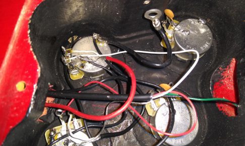 電導塗料の剥離とPUの交換で俺の愛しのレスポールは生き返るんだろうか・・・